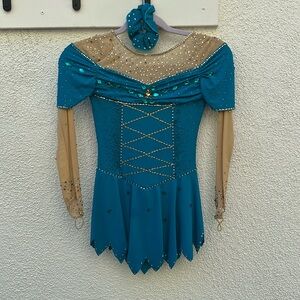 Figure skating dress teal blue size Girls 12 teal blue.